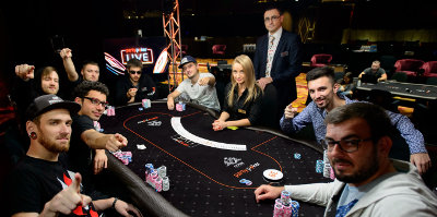 Игроки PartyPoker на оффлайн турнире